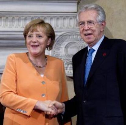 La canciller alemana, Angela Merkel, y al primer ministro italiano, Mario Monti, durante una rueda de prensa en Roma (Italia) el pasado 4 de julio. EFE/Archivo