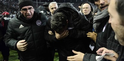 Oscar Garcia Junyent, tras ser alcanzado en la cara por un rollo depapel en el estadio Toumba de Tesalónica.