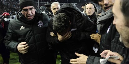 Oscar Garcia Junyent, tras ser alcanzado en la cara por un rollo depapel en el estadio Toumba de Tesal&oacute;nica. 