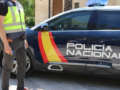 Un agente de la Policía Nacional junto a su vehículo, en una foto de archivo.