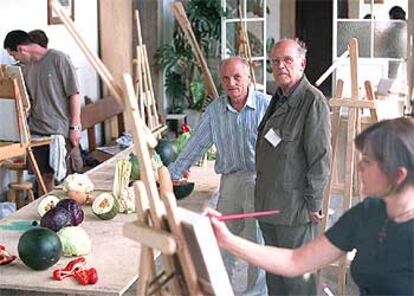 Antonio López (a la izquierda) y Julio López Hernández, ayer en el taller del primero en San Lorenzo de El Escorial.