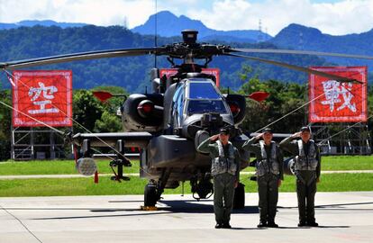 Militares saludan frente a helicópteros Apache AH-64E de fabricación estadounidense durante una ceremonia en una base militar en Taoyuan (Taiwán).