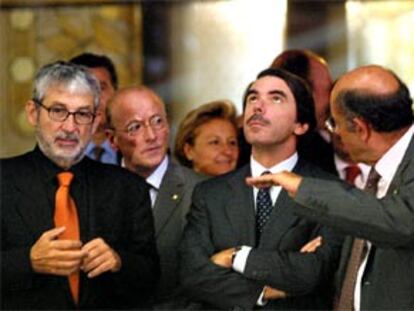 José María Aznar, en el Palau de la Música, junto al arquitecto Óscar Tusquets (izquierda) y el presidente del patronato, Fèlix Millet.