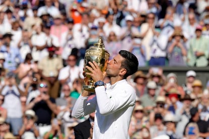 Djokovic besa el trofeo de campeón, este domingo en la Centre Court de Wimbledon.