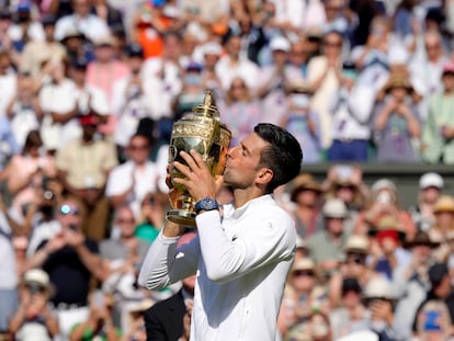 Djokovic besa el trofeo de campeón, este domingo en la Centre Court de Wimbledon.