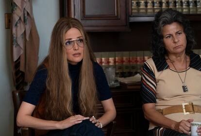 Rose Byrne como Gloria Steinem y Tracey Ullman como Betty Friedan en la serie 'Mrs. America'.