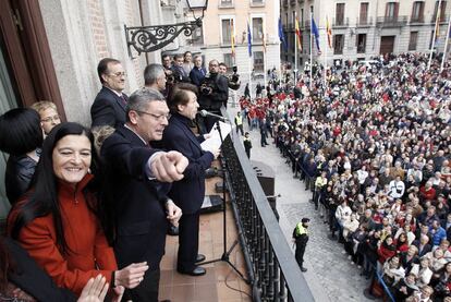 Un momento del pregón de Raphael, en presencia del alcalde Alberto Ruiz-Gallardón, en la Casa de la Villa.