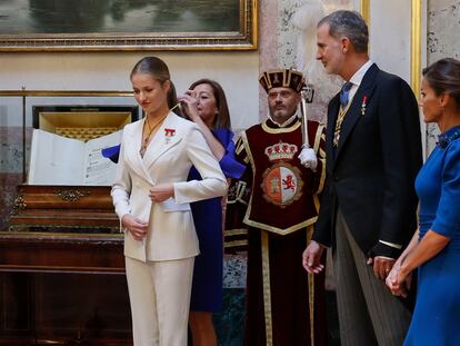 La presidenta del Congreso, Francina Armengol, impone la Medalla del Congreso a la princesa Leonor, ante los reyes de España, Felipe VI y Letizia, esta mañana en el Congreso.