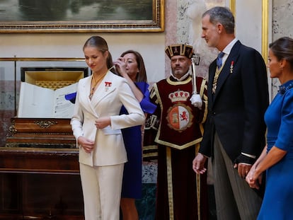 La presidenta del Congreso, Francina Armengol, impone la Medalla del Congreso a la princesa Leonor, ante los reyes de España, Felipe VI y Letizia, esta mañana en el Congreso.