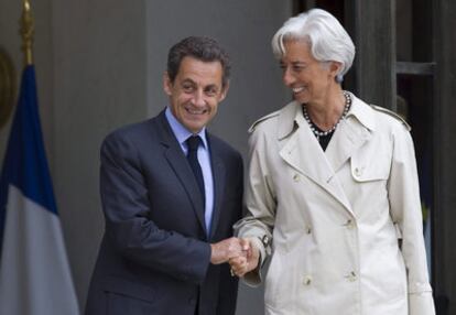 El presidente de Francia, Nicolas Sarkozy, junto a la directora del FMI, Christine Lagarde, a la salida de su reunión en el Palacio del Elíseo, en París.