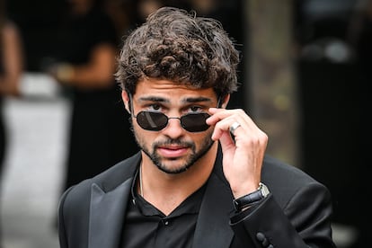 Noah Centineo asiste al desfile de Giorgio Armani en la semana de la moda de París, el 4 de julio de 2023. 