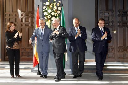 Los expresidentes andaluces José Antonio Griñán (segundo por la izquierda), Manuel Chaves (cuarto) y José Rodríguez de la Borbolla (quinto), en una imagen de archivo.