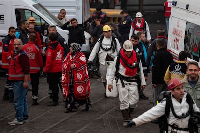 “Hemos alcanzado los 40 mártires. Pese al fuego, los equipos de rescate lograron con gran sacrificio sacar a otros 40 mineros”, confirmó el titular de Interior, Süleyman Soylu, en una rueda de prensa junto a otros dos ministros que se desplazaron al lugar del siniestro.