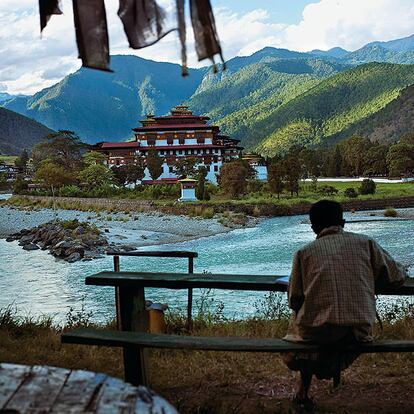 El 2 de junio, en su discurso de coronación, Jigme Singye Wangchuck pronunció la frase que guaría la política de Bután y su modelo de desarrollo. "La felicidad interior bruta es mucho más importante que el producto interior bruto"