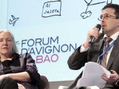 El jefe de estrategia de Museos de Qatar, Tarek Cherkaoui, junto a la socióloga  Saskia Sassen, este jueves en un debate del Forum d'Avignon Bilbao. 