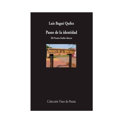 "La escritura de Luis Bagué Quílez (Palafrugell, 1978) muestra el espacio difuso y el tiempo inmensurable de lo real, quiere “dar voz a lo que ve”, que el poema cargue con “el gramaje del mundo a (sus) mis”. Paseo de la identidad, XII Premio Emilio Alarcos, profundiza en esa visión contingente y existencial de la geografía ruinosa de una globalidad que, dibujada por “tantas cosas con haz y con envés”, con su retórica soluble “nos lanza a la cara el guante de la duda”. Es la dualidad de un libro decidido “a nadar entre dos aguas”, a dar cuenta del “eterno dilema” de una sociedad repleta de contradicciones y paradojas, obligada a elegir entre “estética y cosmética”. El sujeto del poema adquiere naturaleza de avatar al enlazar realidades actuales y referentes del pasado, al proyectarse en el espacio de una realidad en crisis, y al que solo le cabe afirmar: “Cierro la eternidad con vistas al vacío. / Me asomo a mi interior”. Por ANTONIO ORTEGA