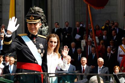 Los Reyes de España comienzan su desfile por las calles de Madrid.