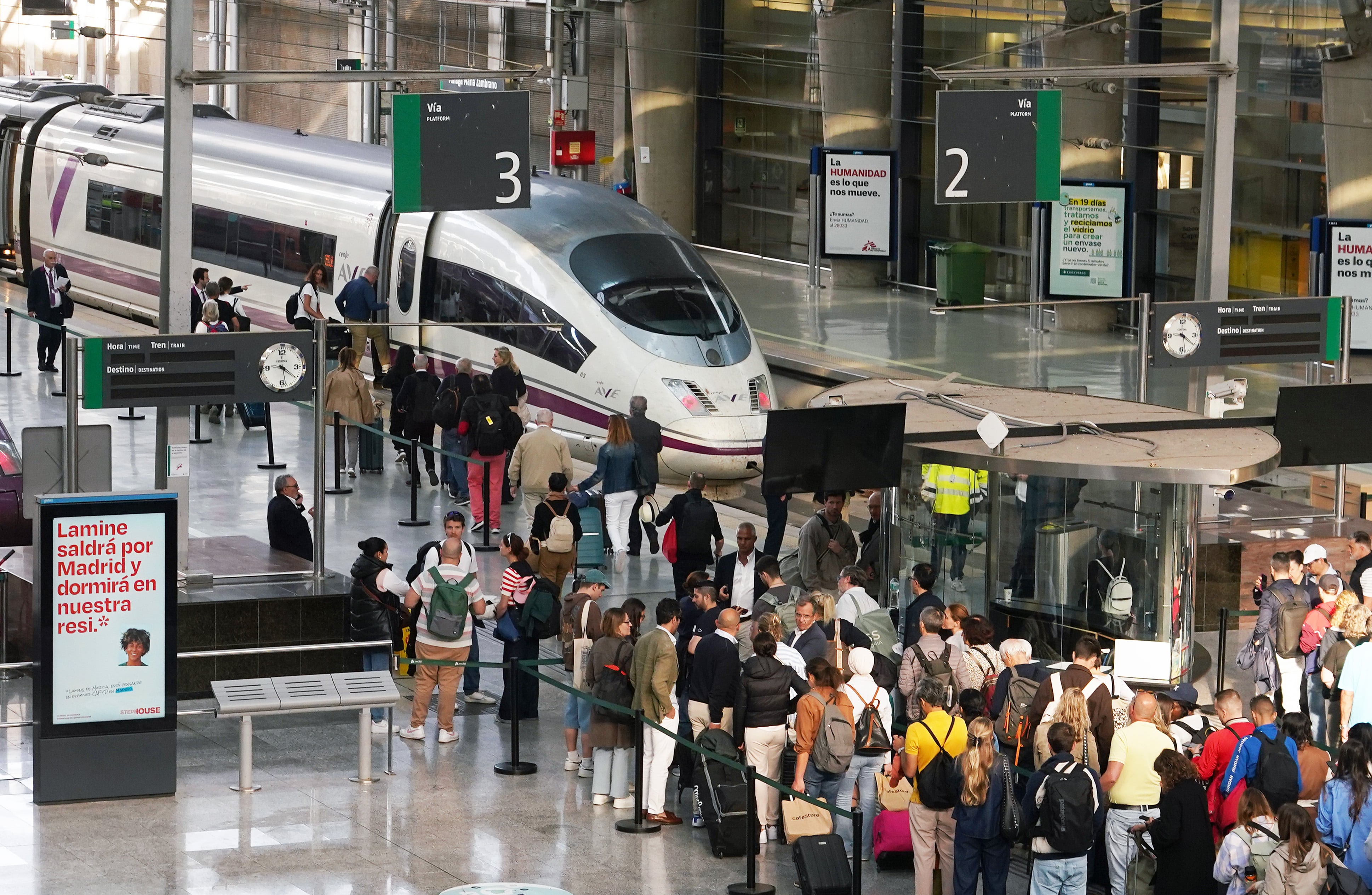 Un tren de alta velocidad de Renfe entra en la estación de Málaga.