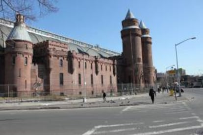 Fotografía cedida por la presidencia del Bronx este 5 de enero de 2014, que muestra al antiguo arsenal de artillería de Kingsbridge, en el Bronx en Nueva York (EEUU), que será transformado en el mayor complejo de ocio y deporte sobre hielo.