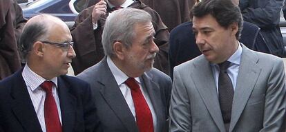 De izquierda a derecha, Montoro, el secretario de Hacienda Antonio Beteta, e Ignacio González