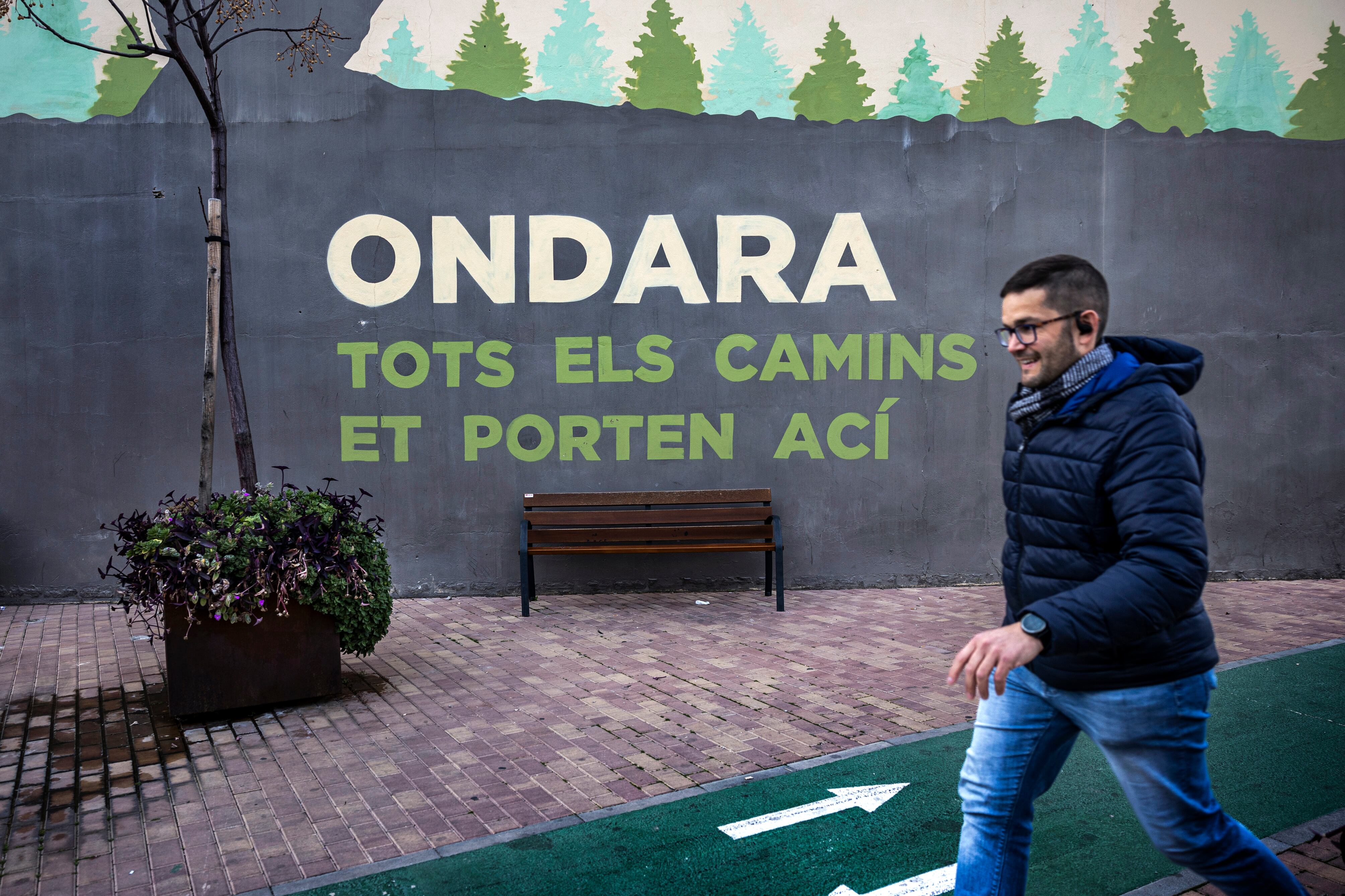 Una pintada de Ondara, en una de las entadas de la población alicantina. 