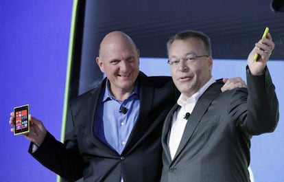 De izquierda a derecha, Steve Ballmer (Microsoft) y Stephen Elop (Nokia).