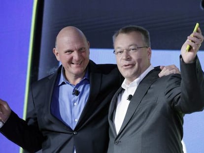 De izquierda a derecha, Steve Ballmer (Microsoft) y Stephen Elop (Nokia).