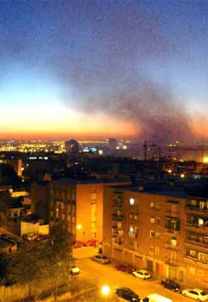 Vista de la columna de humo que sale del incendio declarado en una subestación eléctrica de Unión Fenosa en Madrid.