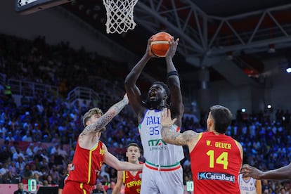 Diouf, entre Juancho y Willy.