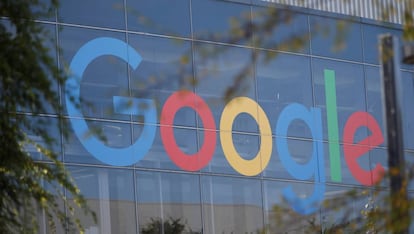 Logo de Google en la sede central de la compañía en Mountain View, California.
