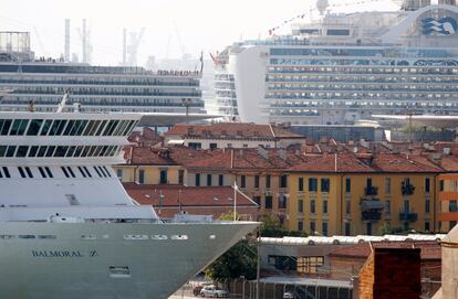 Cruceros en la terminal de ferries de la laguna de Venecia. El desgaste generado por el aluvión turístico es tal que la Unesco amenazó en 2016 con retirar a Venecia la distinción de ciudad Patrimonio de la Humanidad —lo es desde 1987— e incluirla en la lista de "patrimonios en peligro".