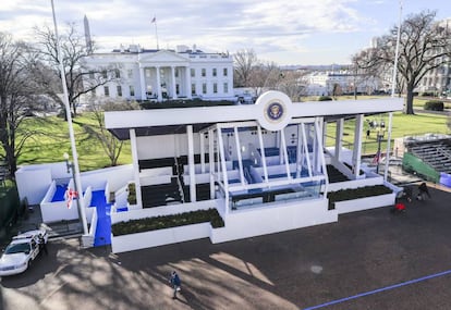 Trabajadores ultiman los preparativos para la investidura del presidente electo, Donald Trump,