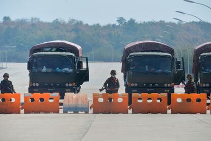 Los soldados montan guardia en una carretera bloqueada que conduce al Parlamento de Myanmar, en Naypyidaw. El estado de emergencia, que deja el control del país al jefe del Estado Mayor, Min Aung Hlain, se prolongará, según han anunciado los militares, al menos un año, hasta la celebración de nuevas elecciones.