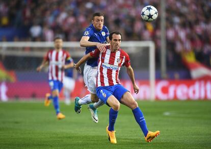 Jamie Vardy del Leicester reta a Diego Godín del Atlético al inicio del partido.