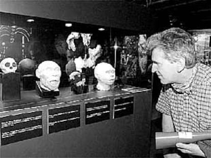 Juan Luis Arsuaga frente al busto del Hommo Antecesor.