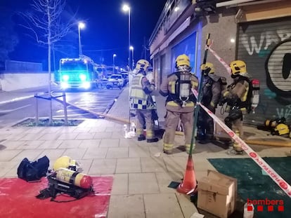 Tareas de extinción de un fuego con una víctima mortal en Malgrat (Barcelona), en una imagen del cuerpo de Bomberos