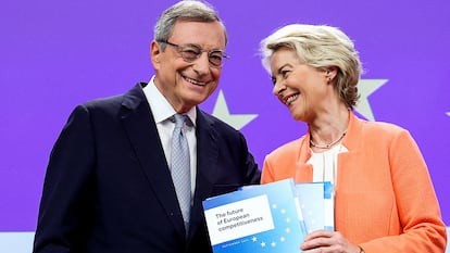 European Commission President Ursula von der Leyen holds Former European Central Bank (ECB) chief Mario Draghi's report on EU competitiveness and recommendations, as they attend a press conference, in Brussels, Belgium September 9, 2024. REUTERS/Yves Herman