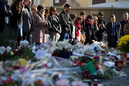 Un grupo de personas se concentran ante la embajada francesa en Roma (Italia) durante el minuto de silencio en recuerdo a las víctimas del atentado de París.