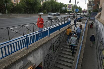 El barrio está partido por la carretera y para cruzar al otro lado hay que atravesar algunos de los distintos pasos de peatones subterráneos.