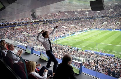 El presidente francés, Emmanuel Macron, muestra su alegría tras la victoria de la selección de fútbol francesa ante la selección de Croacia en la final del Mundial de Rusia 2018 celebrado en el estadio Luzhniki de Moscú, el 15 de julio de 2018.