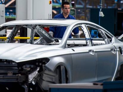 Un trabajador en la planta de Ford en Almussafes, Valencia.