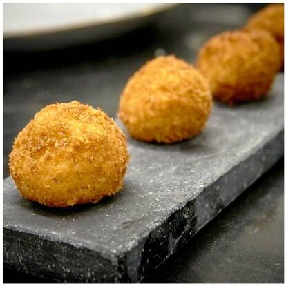 Croquetas de jamón ibérico (9 €). Todo por la bechamel. Y si no es todo, al menos sí cerca de dos horas, el tiempo que emplean en remover la masa -que parte de "dosis de harina lo más bajas posibles", apuntan- para que la leche se vaya evaporando lentamente. "Hasta que reduce y queda una textura cremosa", nos dice el chef, Ricardo Álvarez. Recomiendan también cortar el jamón -ibérico de bellota, claro- en "tacos perfectos y no muy pequeños, para que así le da textura a la bechamel".
<a href="http://huertadecarabana.es/f">Huerta de Carabaña.</a> Calle de Lagasca, 32. Madrid.