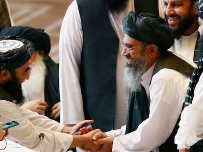 Delegados talibanes se dan la mano durante las conversaciones entre el Gobierno afgano y los insurgentes talibanes en Doha (Qatar) el 12 de septiembre de 2020.