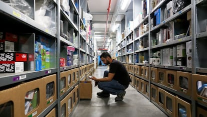 Un operario entre enormes estanter&iacute;as en el centro log&iacute;stico de Amazon en San Fernando de Henares (Madrid). 