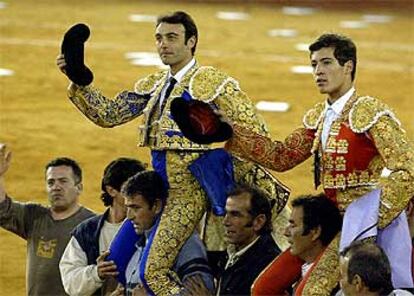 Enrique Ponce y César Jiménez salen a hombros por la puerta grande en la séptima de feria.