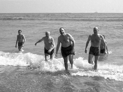 Manuel Fraga y el embajador Angier Biddle Duke se bañan en Palomares.