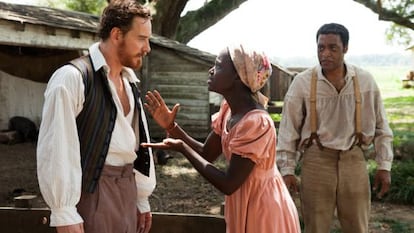 Los actores Michael Fassbender, Lupita Nyong'o y Chiwetel Ejiofor en una escena de '12 Años de Esclavitud'