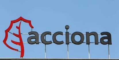 Logo de Acciona en su sede en Madrid.