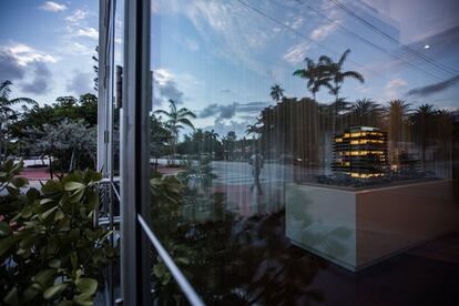 La réplica en miniatura del Monad Terrace en la oficina de ventas. El Monad Terrace será un edificio de lujo que está construyéndose en South Beach pensando en cambio climático.