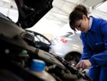 Una joven realiza pr&aacute;cticas en un taller de autom&oacute;viles. 